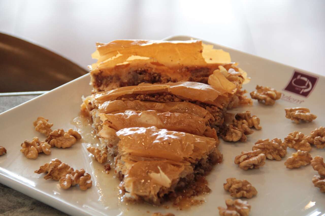 Muğla’nın Geleneksel Lezzeti: Saraylı Tatlısı Özlem Pastaneleri ile Türkiye’ye Ulaşıyor 3